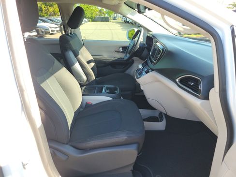 Used 2020 Chrysler Pacifica Touring w/ Cold Weather Group FWD image 7