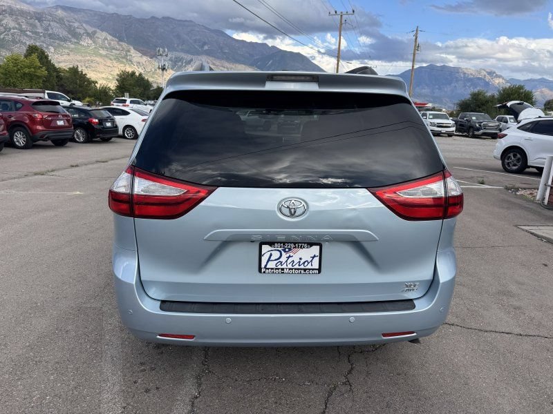 Used 2017 Toyota Sienna XLE Premium AWD/4WD image 4