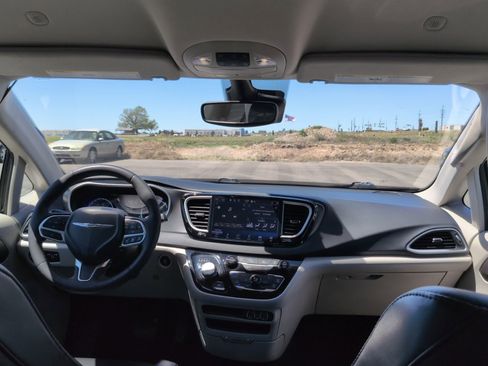Used 2023 Chrysler Pacifica Touring-L FWD image 9