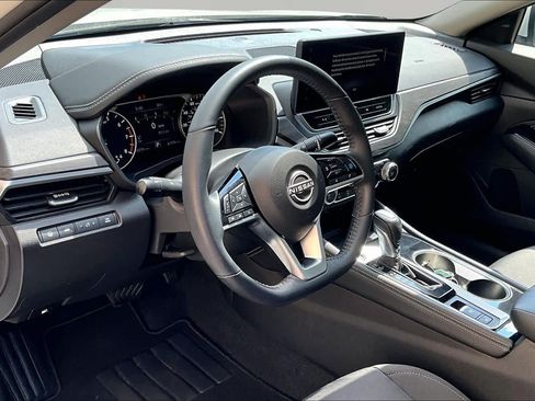 Used 2023 Nissan Altima 2.5 SV w/ SV Premium Package AWD/4WD image 18