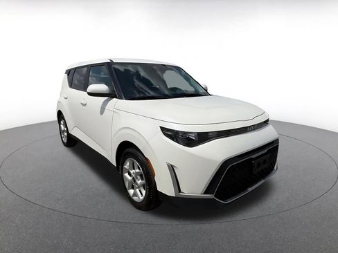 Used 2025 Kia Soul LX w/ LX Technology Package FWD image 3