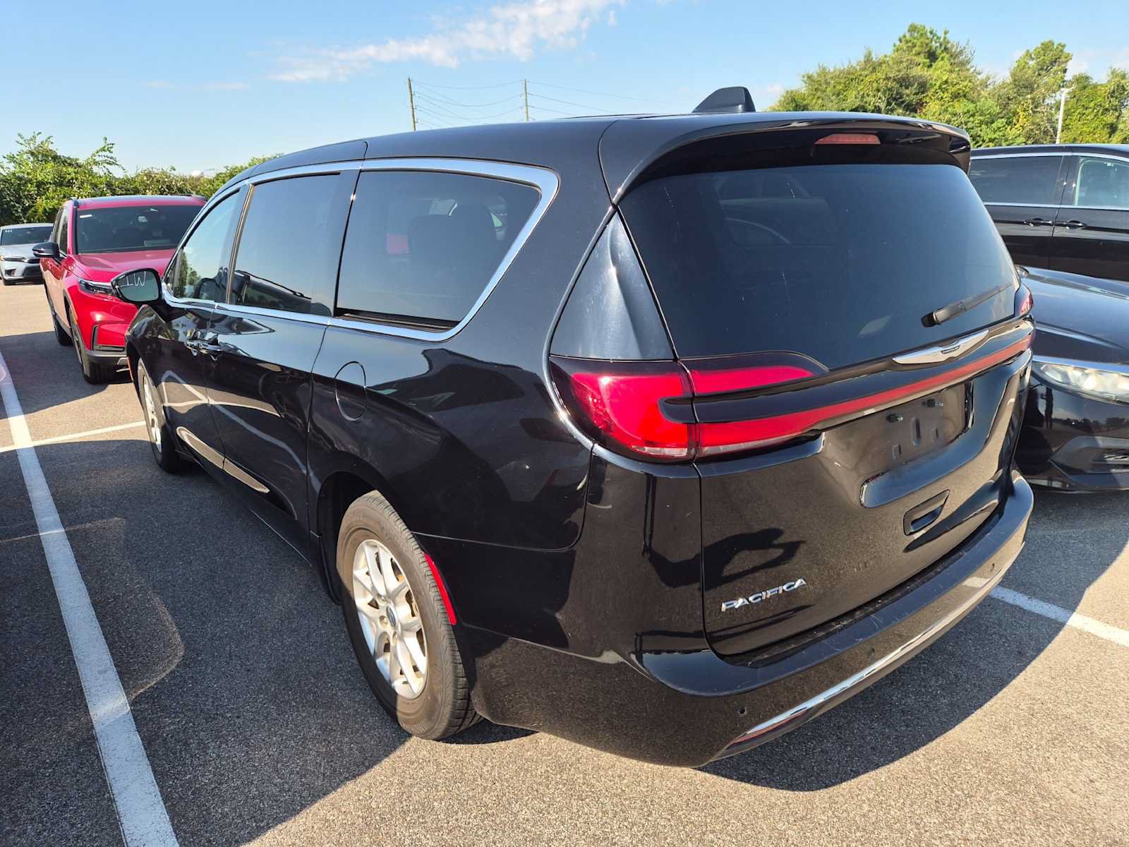 Used 2024 Chrysler Pacifica Touring-L FWD image 2