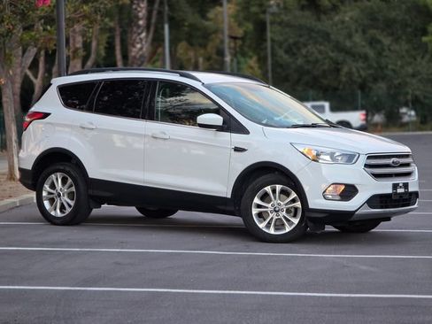 Used 2018 Ford Escape SE FWD image 4