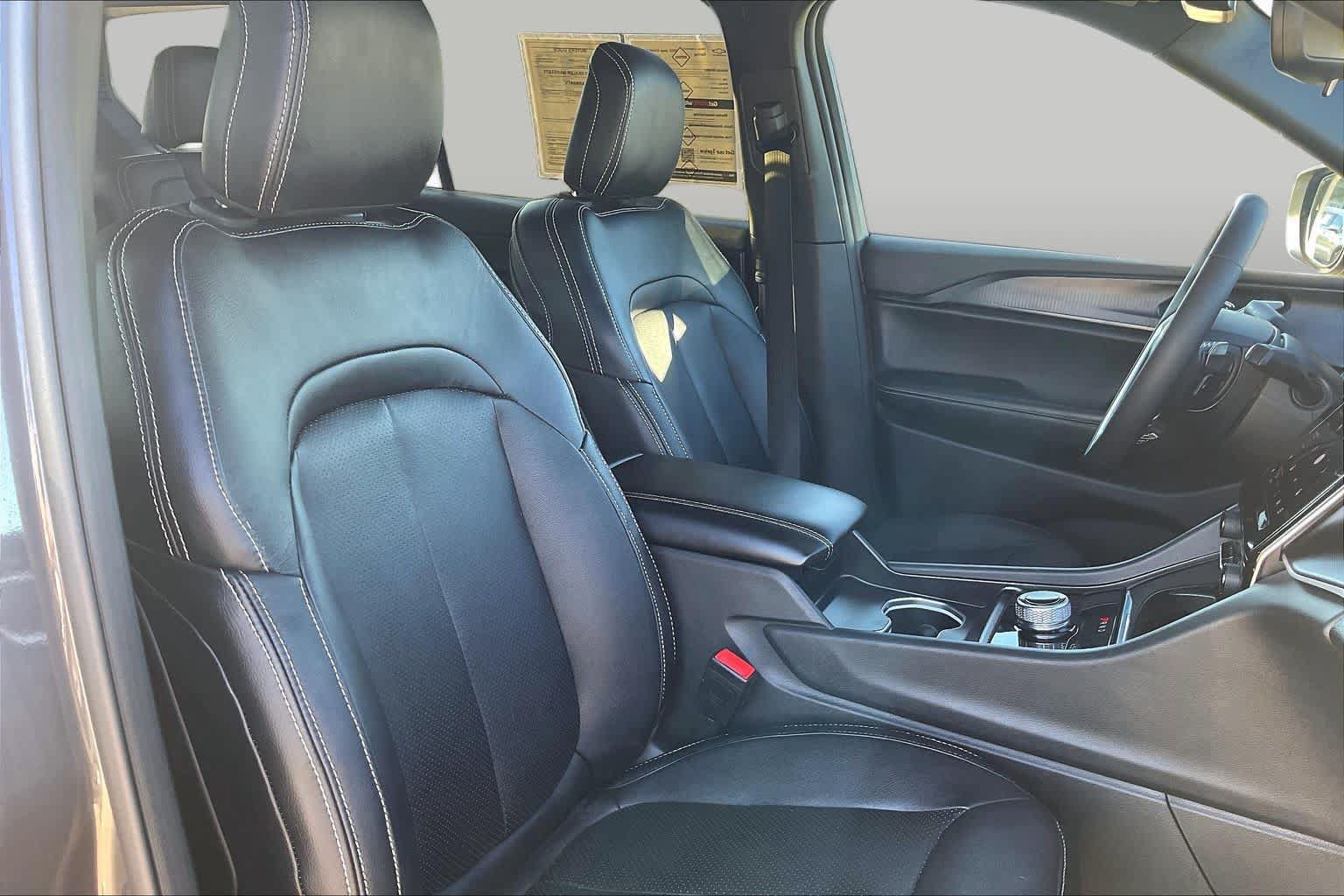 Used 2024 Jeep Grand Cherokee L Laredo RWD image 9