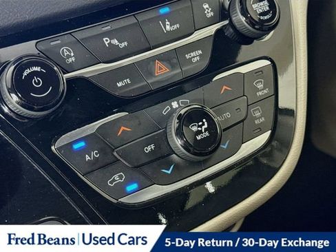 Used 2023 Chrysler Pacifica Touring-L FWD image 21