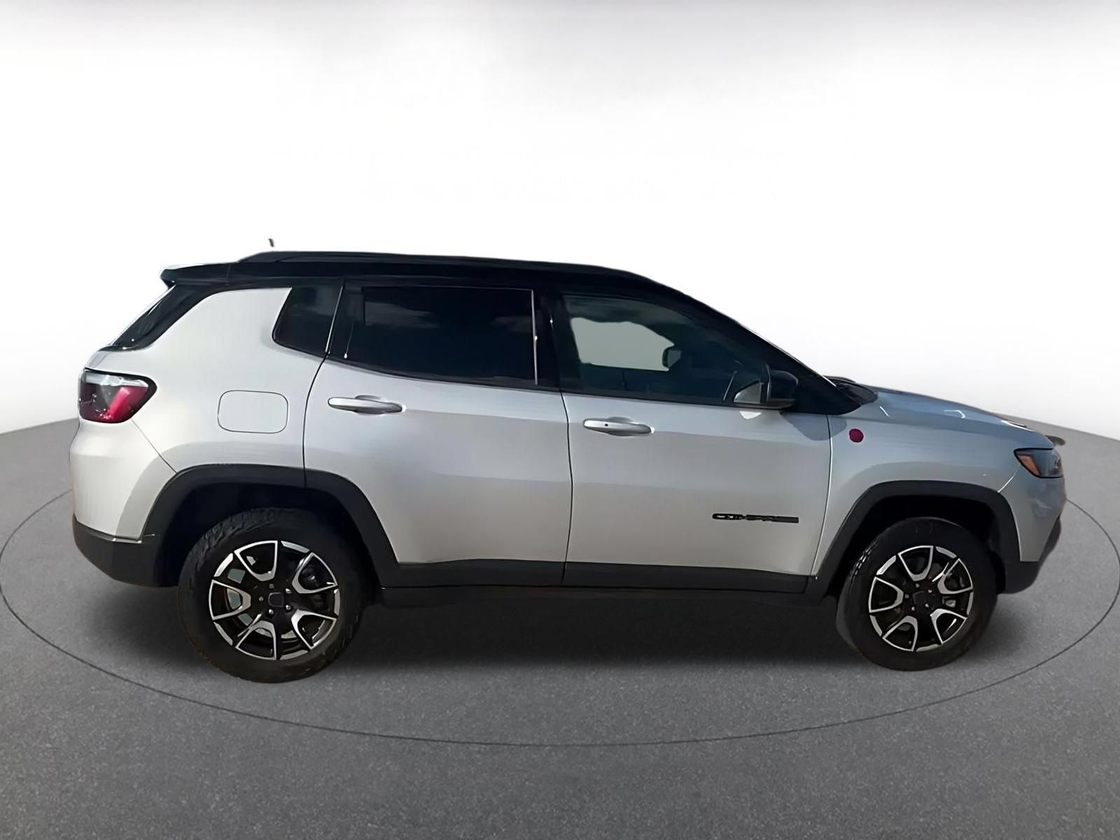 Used 2025 Jeep Compass Trailhawk AWD/4WD image 8