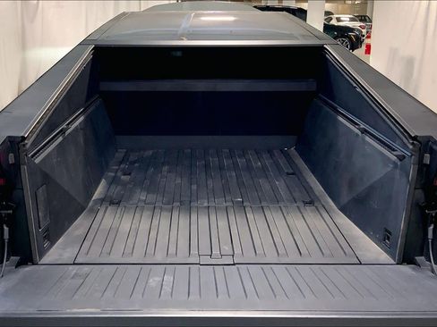 Used 2024 Tesla Cybertruck AWD Crew Cab image 31