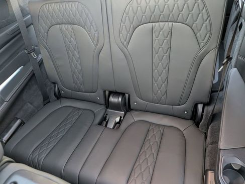 Used 2025 BMW X7 M60i w/ Climate Comfort Package image 30