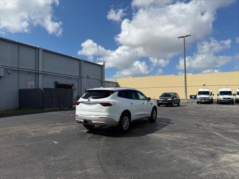 Used 2023 Buick Enclave Essence image 6