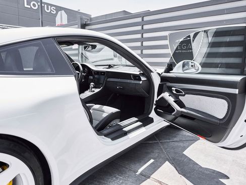 Used 2018 Porsche 911 GT3 RWD image 25