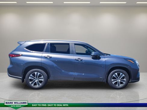 Used 2023 Toyota Highlander XLE AWD/4WD image 2