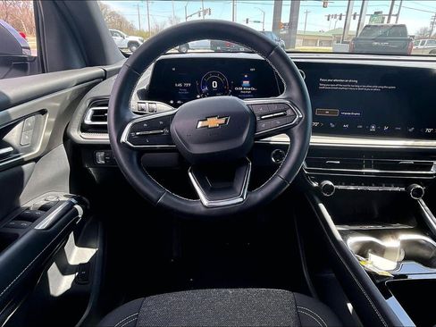 Used 2025 Chevrolet Traverse LT image 5