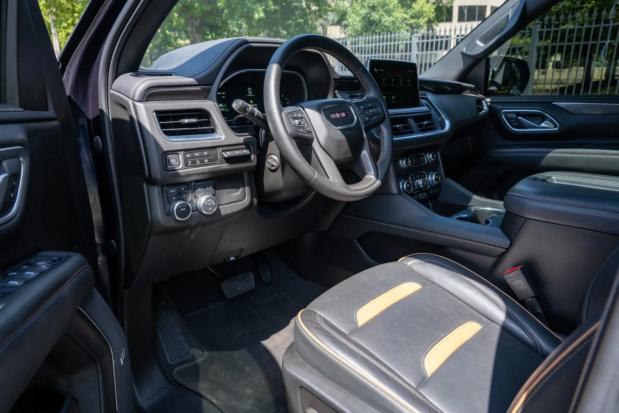 Used 2023 GMC Yukon XL AT4 w/ AT4 Premium Package AWD/4WD image 10