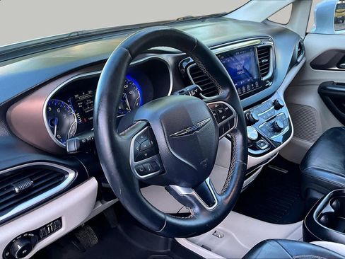 Used 2017 Chrysler Pacifica Touring-L FWD image 17