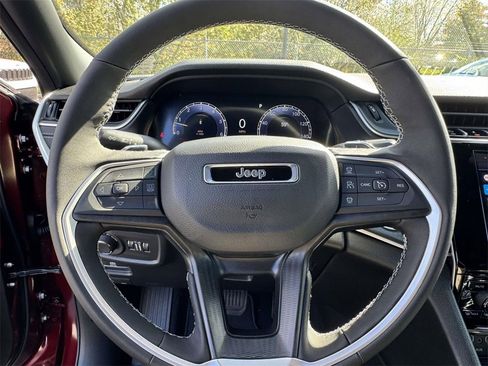 New 2025 Jeep Grand Cherokee Altitude image 18