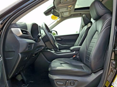 Used 2023 Toyota Highlander XLE AWD/4WD image 11