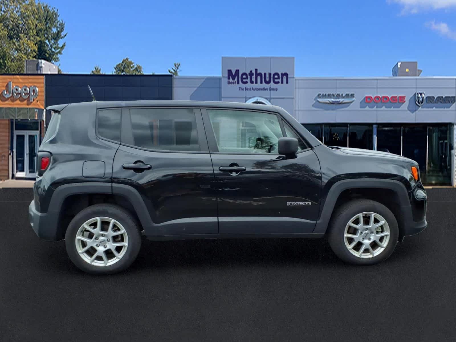 Used 2023 Jeep Renegade Latitude AWD/4WD image 3