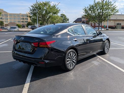 Used 2024 Nissan Altima 2.5 SV FWD image 3