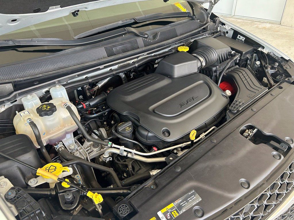 Used 2024 Chrysler Pacifica Touring-L FWD image 11