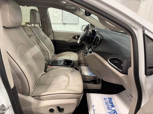 Used 2017 Chrysler Pacifica Limited image 18