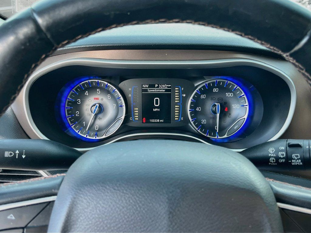 Used 2018 Chrysler Pacifica Touring-L w/ Premium Audio Group FWD image 12