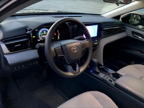 Used 2025 Toyota Camry LE image 17
