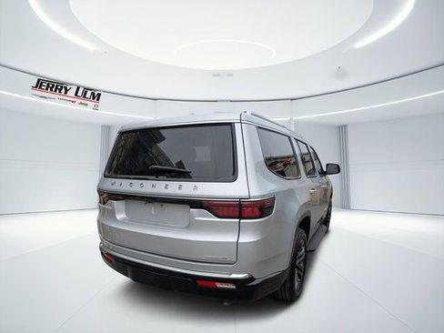 Used 2022 Jeep Wagoneer Series III w/ Flexible Seating Group image 3