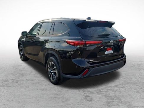 Used 2022 Toyota Highlander XLE AWD/4WD image 5