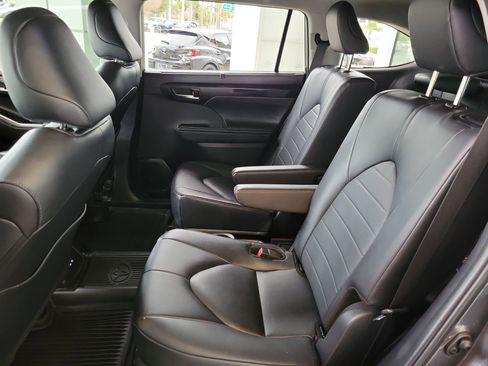 Used 2024 Toyota Highlander XLE image 27