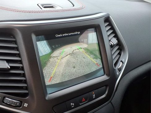 Used 2022 Jeep Cherokee Trailhawk AWD/4WD image 10