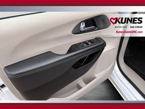 Used 2024 Chrysler Pacifica Touring-L FWD image 19
