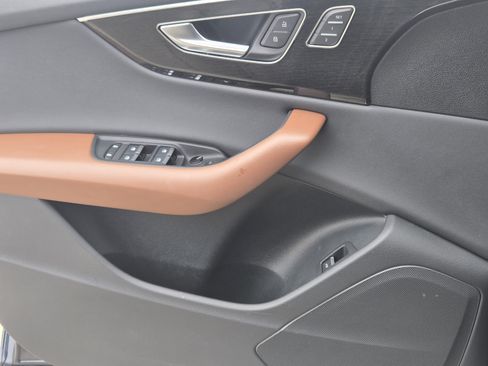 Used 2023 Audi Q8 Premium image 20