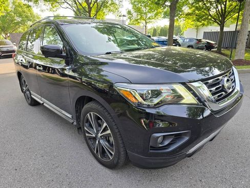 Used 2018 Nissan Pathfinder Platinum FWD image 2