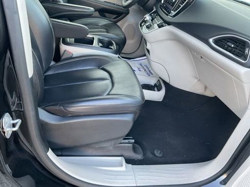 Used 2023 Chrysler Pacifica Touring-L image 17