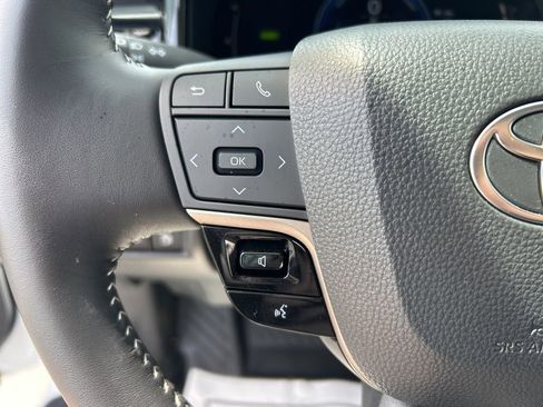 Used 2025 Toyota Camry SE image 7