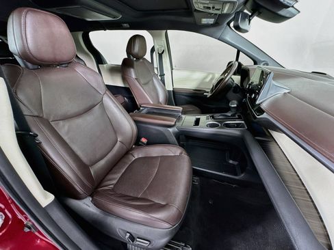 Used 2022 Toyota Sienna Platinum FWD image 32