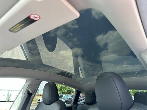 Used 2025 Tesla Model Y Long Range AWD/4WD image 5