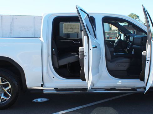 New 2026 GMC Sierra 1500 SLT image 15
