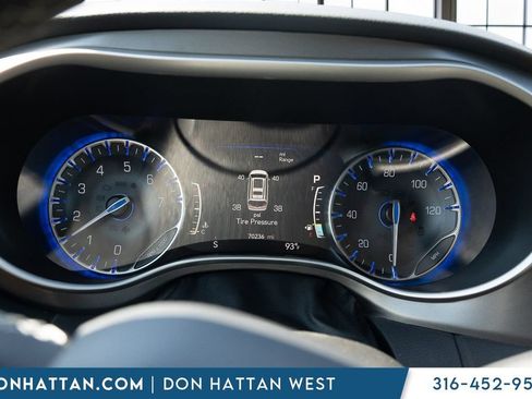 Used 2023 Chrysler Pacifica Touring-L FWD image 6