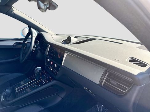Certified 2026 Porsche Macan AWD/4WD image 31
