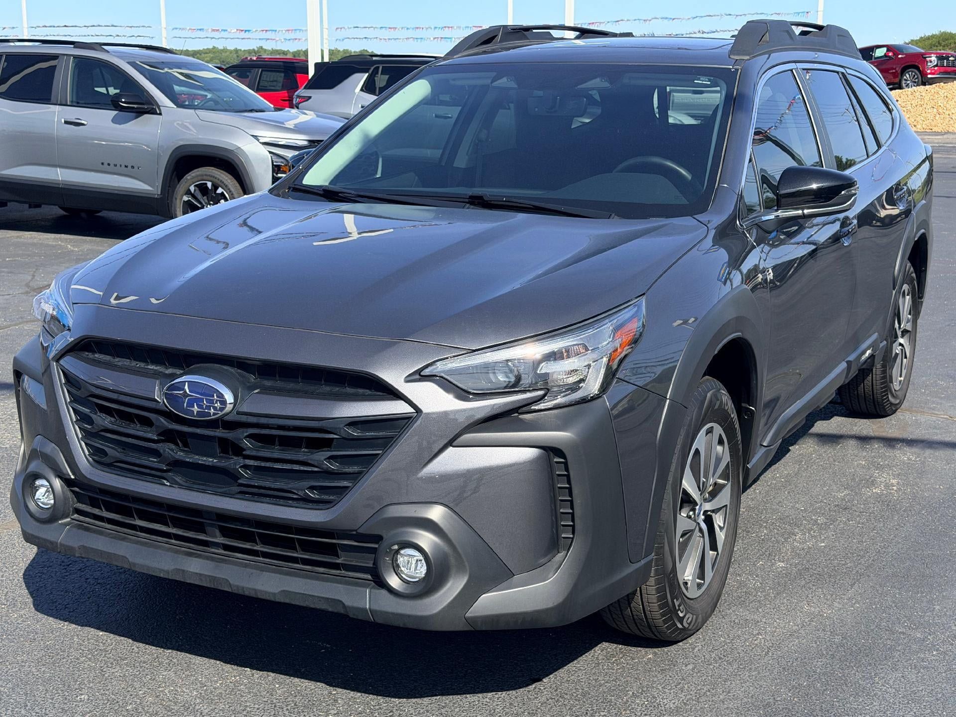 Used 2025 Subaru Outback Premium AWD/4WD image 1