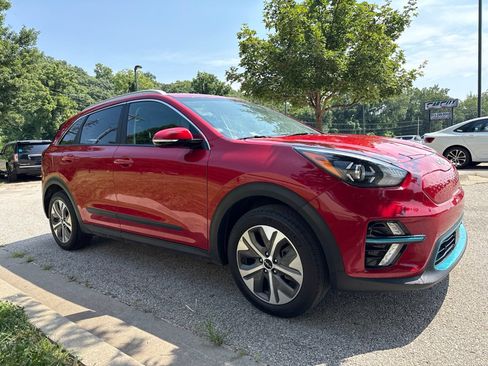 Used 2022 Kia Niro EX w/ Cold Weather Package FWD image 3