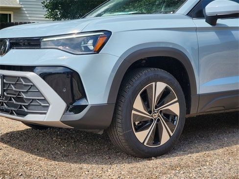 New 2025 Volkswagen Taos SE image 9