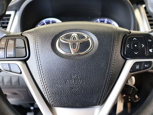 Used 2018 Toyota Highlander LE FWD image 22