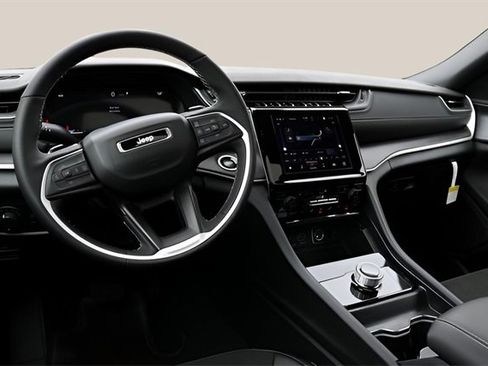 New 2025 Jeep Grand Cherokee Altitude image 14
