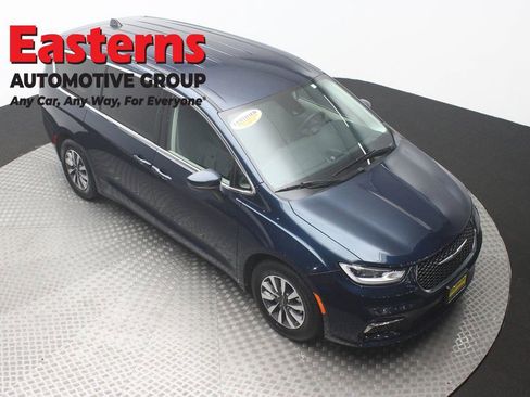 Used 2023 Chrysler Pacifica Touring-L FWD image 3