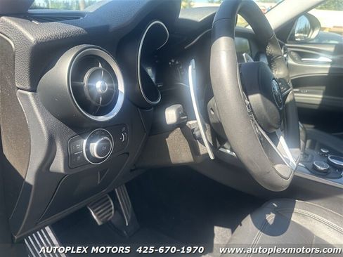 Used 2018 Alfa Romeo Stelvio Sport w/ Quick Order Package 22J Sport AWD/4WD image 17