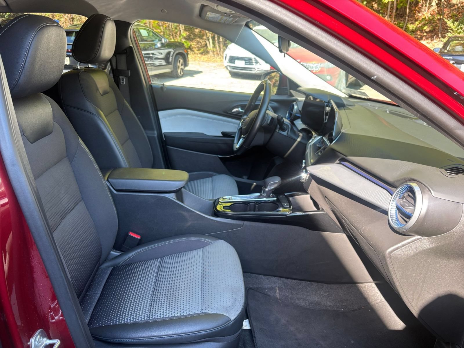 Used 2025 Chevrolet Trax LT w/ LT Convenience Package FWD image 26