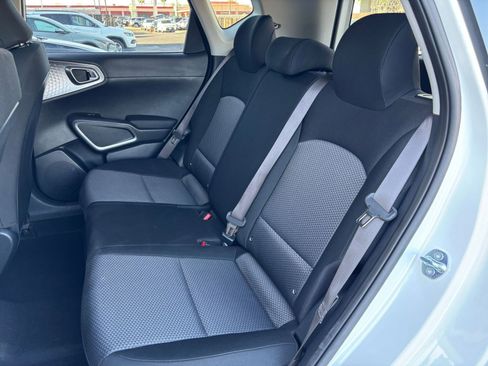 Used 2025 Kia Soul LX w/ LX Technology Package FWD image 36