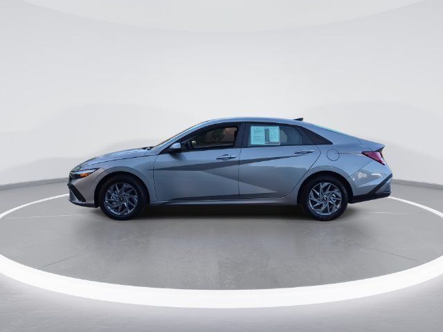 Used 2026 Hyundai Elantra Hybrid FWD image 5